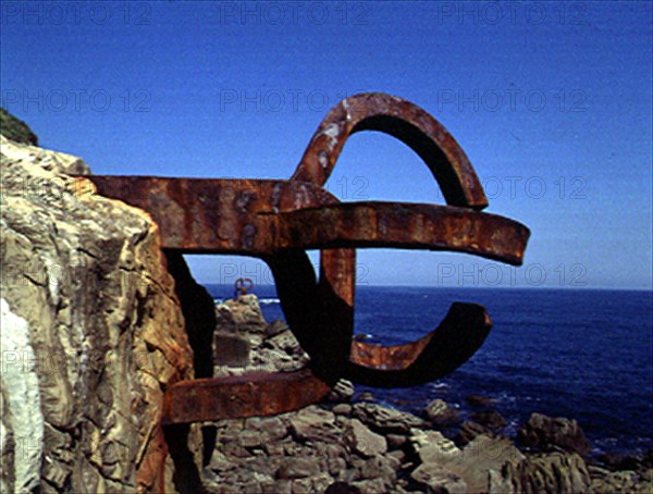 CHILLIDA EDUARDO 1924/2002
ESCULTURAS-"PEINE DE LOS VIENTOS" EN ROCAS SOBRE EL MAR- HIERRO - 1972-77
SAN SEBASTIAN, EXTERIOR
GUIPUZCOA

This image is not downloadable. Contact us for the high res.