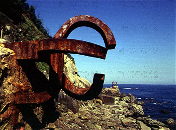 CHILLIDA EDUARDO 1924/2002
ESCULTURAS-"PEINE DE LOS VIENTOS" EN ROCAS SOBRE EL MAR- HIERRO - 1972-77
SAN SEBASTIAN, EXTERIOR
GUIPUZCOA

This image is not downloadable. Contact us for the high res.
