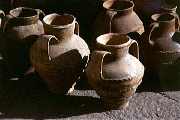 CANTARO U OLLA CON DOS ASAS Y DECORACION RIZA
MUELAS DEL PAN, COLECCION PARTICULAR
ZAMORA

This image is not downloadable. Contact us for the high res.