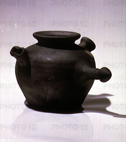 PUCHERO PARA HACER HUMO Y ALEJAR LAS ABEJAS EN LA RECOGIDA DE LA MIEL
QUART, COLECCION PARTICULAR
GERONA