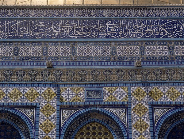 PANELES DE AZULEJOS EN LA PARED EXTERIOR DE LA CUPULA DE LA ROCA REALIZADOS EN EL S XVI
JERUSALEN, MEZQUITA DE LA ROCA/OMAR
ISRAEL

This image is not downloadable. Contact us for the high res.