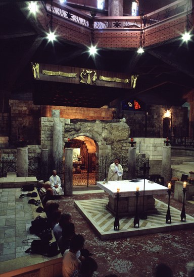INTERIOR-CASA DE MARIA E IGLESIA CON SACERDOTE OFICIANDO MISA
NAZARET, BASILICA DE LA ANUNCIACION
ISRAEL