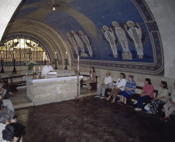 INTERIOR-ALTAR CON SACERDOTE OFICIANDO MISA Y FELIGRESES
MONTE TABOR, BASILICA TRANSFIGURACION
ISRAEL

This image is not downloadable. Contact us for the high res.