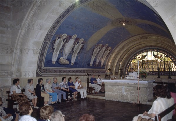 INTERIOR-ALTAR CON SACERDOTE OFICIANDO MISA Y FELIGRESES
MONTE TABOR, BASILICA TRANSFIGURACION
ISRAEL

This image is not downloadable. Contact us for the high res.