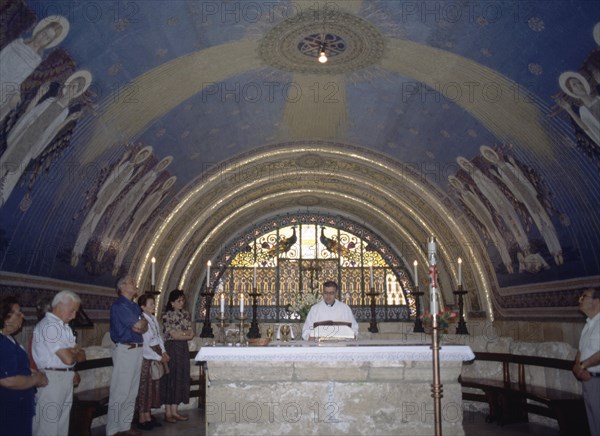 INTERIOR-ALTAR CON SACERDOTE OFICIANDO MISA Y FELIGRESES
MONTE TABOR, BASILICA TRANSFIGURACION
ISRAEL

This image is not downloadable. Contact us for the high res.