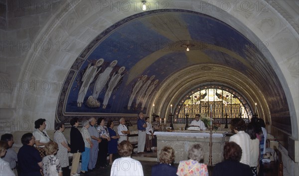 INTERIOR-ALTAR CON SACERDOTE OFICIANDO MISA Y FELIGRESES
MONTE TABOR, BASILICA TRANSFIGURACION
ISRAEL

This image is not downloadable. Contact us for the high res.