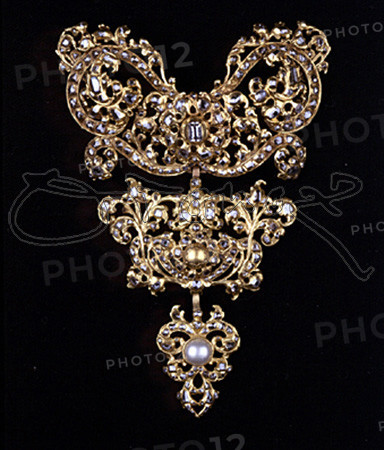 JOYA-LAZO CON TRES CUERPOS, ORO Y DIAMANTES - SXVII
MADRID, MUSEO DE ARTES DECORATIVAS
MADRID