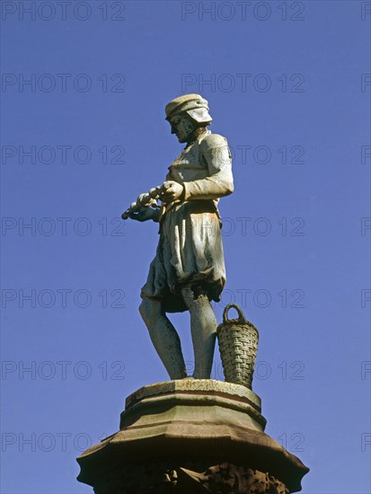 ESTATUA EN BRONCE DEL GREMIO DE PAÑEROS-DET HILADOR
BRUSELAS, PETIT SABLON
BELGICA