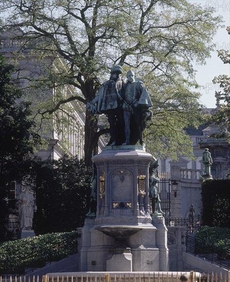 PLAZA CON LAS ESTATUAS DE LOS CONDES EGMONT Y HORN EN EL CENTRO
BRUSELAS, PETIT SABLON
BELGICA