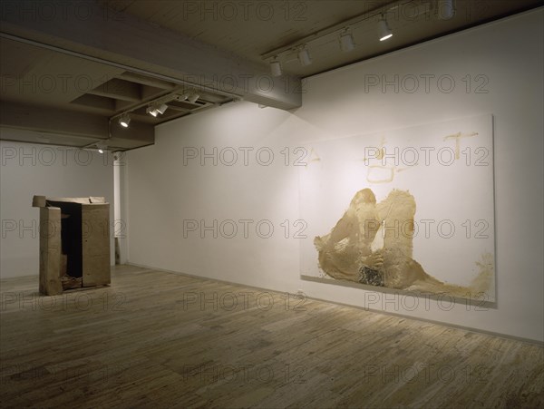 TAPIES ANTONI 1923-
SALA DE EXPOSICIONES - VISIO - 1994 - COMPOSICIO AMB CISTELLA- 1996
MADRID, GALERIA SOLEDAD LORENZO
MADRID