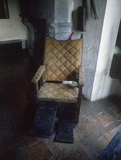 SILLA ARTICULADA IDEADA POR EL DOCTOR MATHYSIO EN EL PALACIO DE CARLOS V- S XVI
YUSTE, MONASTERIO
CACERES

This image is not downloadable. Contact us for the high res.