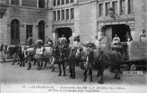 TRABAJADORES CARGANDO CAJAS DE BOTELLAS DE CHAMPAGNE EN LA BODEGA "G.H.MUMM & C"
AVIZE, EXTERIOR
FRANCIA