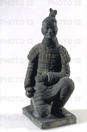 FIGURILLA DE UN SOLDADO DEL EJERCITO DE LA DINASTIA QUING
XIAN, MAUSOLEO QIN SHI HUANG
CHINA

This image is not downloadable. Contact us for the high res.