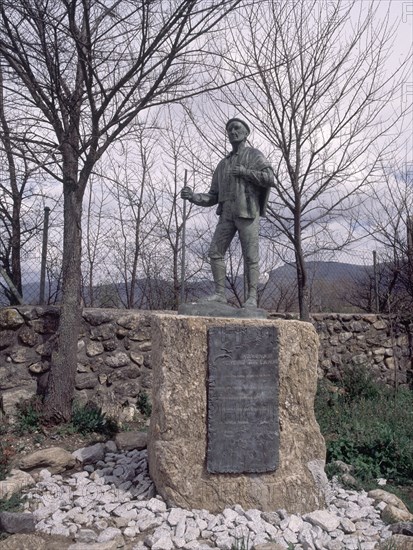 ESTATUA DE UN CAMPESINO-HOMENAJE AL HOMBRE DE CAMPO-PLACA CON UNA POESIA DE VICENTE ALEXANDRE
ALAMEDA DEL VALLE, EXTERIOR
MADRID