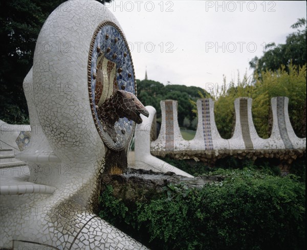 GAUDI ANTONI 1852-1926
MEDALLON CERAMICO CON EL ESCUDO DE CATALUÑA DEL QUE SURGE LA CABEZA DE UNA SERPIENTE- 1900/1914
BARCELONA, PARQUE GÜELL
BARCELONA