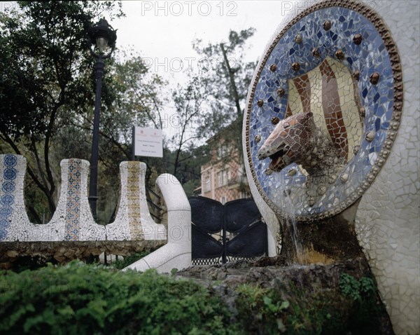 GAUDI ANTONI 1852-1926
MEDALLON CERAMICO CON EL ESCUDO DE CATALUÑA DEL QUE SURGE LA CABEZA DE UNA SERPIENTE- 1900/1914
BARCELONA, PARQUE GÜELL
BARCELONA

This image is not downloadable. Contact us for the high res.