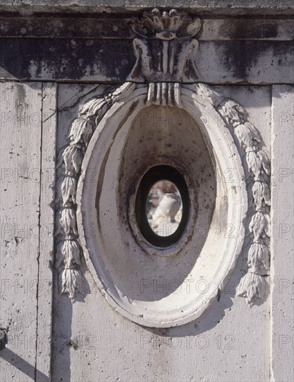 BONAVIA SANTIAGO/SABATINI FRANCISCO
MIRILLA DE LA GARITA DE UN CENTINELA CON DECORACION VEGETAL - S XVIII
ARANJUEZ, PALACIO REAL
MADRID