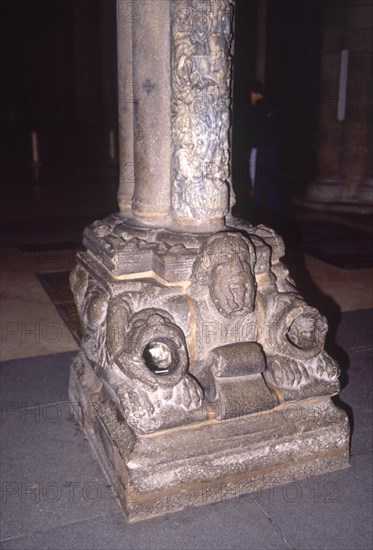 MAESTRO MATEO
BASA DE LA COLUMNA CENTRAL DEL PARTELUZ DEL PORTICO DE LA GLORIA O COLUMNA DE JESE - S XII
SANTIAGO DE COMPOSTELA, CATEDRAL
CORUÑA