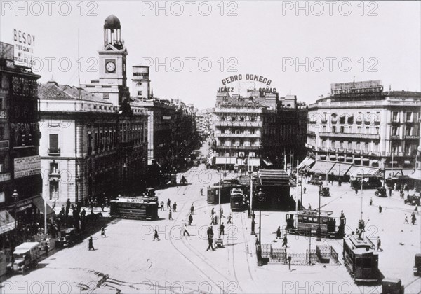 PUERTA DEL SOL ATRAVESADA POR TRANVIAS EN LOS AÑOS 20

This image is not downloadable. Contact us for the high res.