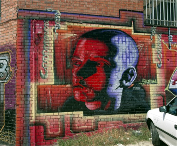 JOVEN RAPADO - GRAFFITI EN LA PARED DE LADRILLO
COLMENAR VIEJO, EXTERIOR
MADRID