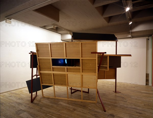 BADIOLA TXOMIN 1957-
NO HAY MAS AUTORIDAD MORAL QUE LA DE OTRO ARTISTA- 2000-1 - MADERA/METAL/VIDEO- 480x230x320
MADRID, GALERIA SOLEDAD LORENZO
MADRID