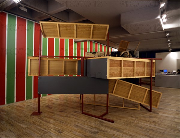 BADIOLA TXOMIN 1957-
NO HAY MAS AUTORIDAD MORAL QUE LA DE OTRO ARTISTA- 2000-1 - MADERA/METAL/VIDEO- 480x230x320
MADRID, GALERIA SOLEDAD LORENZO
MADRID