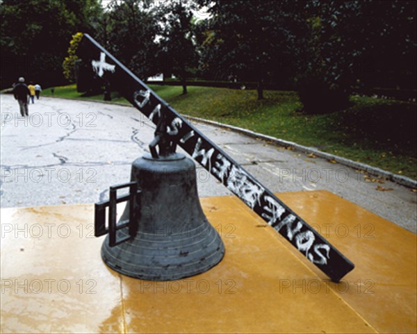 TAPIES ANTONI 1923-
CAMPANA - 1995 - EXPOSICION DE ESCULTURA ESPAÑOLA CONTEMPORANEA EN EL PASEO DE COCHES DEL RETIRO
MADRID, RETIRO
MADRID