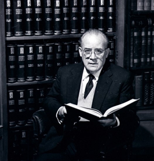 ERNESTO ANTON PASTOR - DIRECTOR GENERAL DE ESPASA ENTRE 1940 Y 1960

This image is not downloadable. Contact us for the high res.