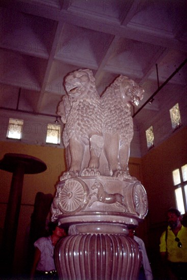 CAPITEL DE LOS LEONES- S III AC - (HOY EMBLEMA NACIONAL DE LA INDIA)-ERIGIDO POR EL EMPERADOR ASHOKA
SARNATH, MUSEO
INDIA

This image is not downloadable. Contact us for the high res.