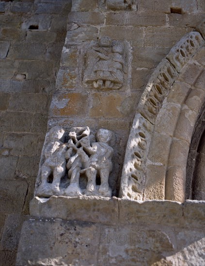 EXTERIOR - DETALLE DE LA PORTADA MERIDIONAL- ADAN Y EVA A LOS LADOS DEL ARBOL DE PARAISO - S XII
CERVATOS, COLEGIATA DE SAN PEDRO
CANTABRIA