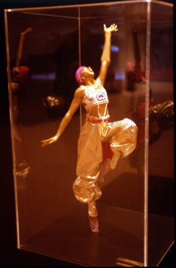 INTERIOR - SALA DE EXPOSICIONES - FIGURA DE BAILARIN EN UNA VITRINA
SANTANDER, PALACIO DE FESTIVALES
CANTABRIA