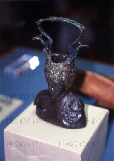 BALSAMARIO DE BRONCE REPRESENTANDO AL DIOS MERCURIO - S II/III DC
DENIA, MUSEO ARQUEOLOGICO
ALICANTE

This image is not downloadable. Contact us for the high res.