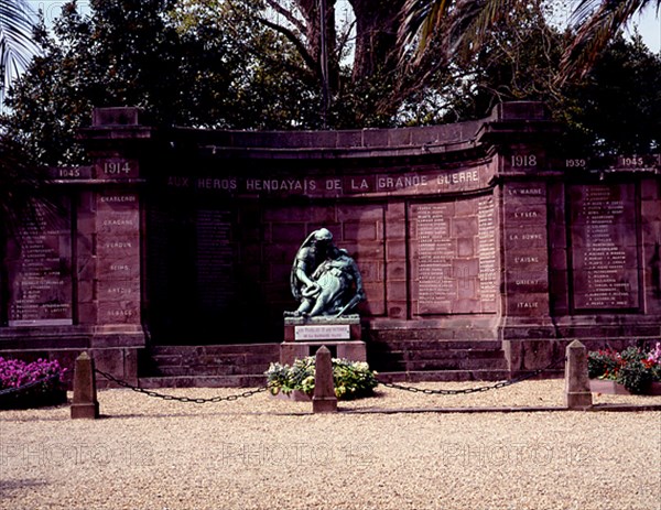 MONUMENTO CONMEMORATIVO A LOS HEROES DE HENDAYA VICTIMAS DE LA BARBARIE NAZI
HENDAYA, EXTERIOR
FRANCIA

This image is not downloadable. Contact us for the high res.