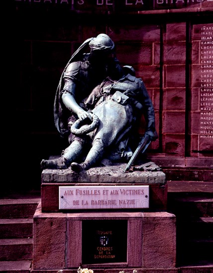 ESCULTURA CONMEMORATIVO A LOS HEROES DE HENDAYA VICTIMAS DE LA BARBARIE NAZI
HENDAYA, EXTERIOR
FRANCIA

This image is not downloadable. Contact us for the high res.
