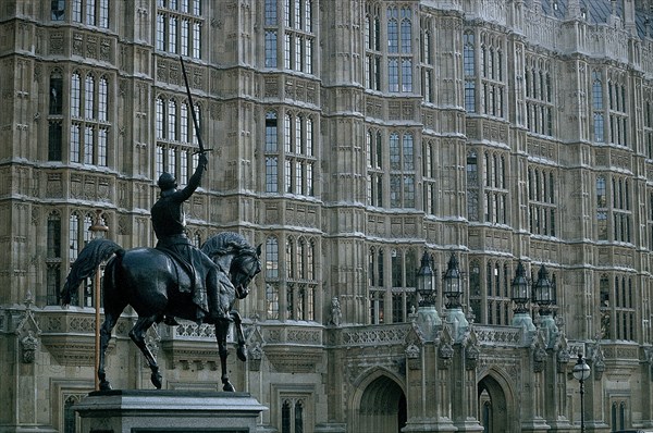BARRY CHAR/PUGIN AUG
CASAS DEL PARLAMENTO-ESTATUA DE RICARDO CORAZON DE LEON REALIZADA POR MAROCHETTI-1860
LONDRES, PARLAMENTO/PALACIO WESTMINSTER
INGLATERRA