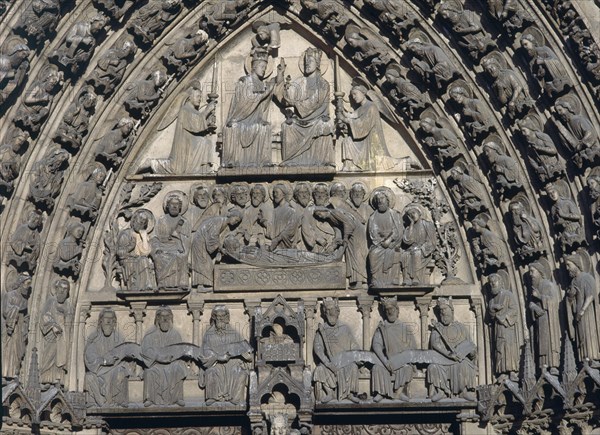PORTICO DE LA VIRGEN 1210/20- detalle del timpano, que representa en los registros la dormicion y co
PARIS, NOTRE DAME
FRANCIA
