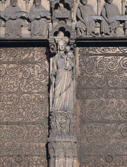 PORTICO DE LA VIRGEN 1210/20- detalle del parteluz,que representa a la Virgen hodigitria como nueva 
PARIS, NOTRE DAME
FRANCIA