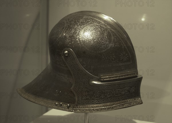 NEGROLI DOMENICO ?/1526
D- CELADA DE PARADA DE FELIPE EL HERMOSO - 1495-1500 - ACERO GRABADO DORADO Y PLATEADO - LATON Y ORO
MADRID, ARMERIA REAL
MADRID