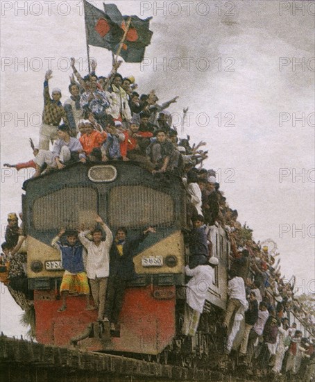 TREN LLENO DE PEREGRINOS VOLVIENDO DE UNO DE LOS ENCUENTROS ANUALES DE MUSULMANES
DHAKA, EXTERIOR
BANGLADESH

This image is not downloadable. Contact us for the high res.