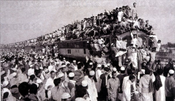 TREN LLENO DE PEREGRINOS VOLVIENDO DE UNO DE LOS ENCUENTROS ANUALES DE MUSULMANES
DHAKA, EXTERIOR
BANGLADESH

This image is not downloadable. Contact us for the high res.