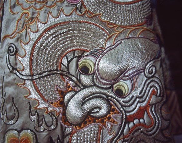 INTERIOR-DETALLE DE DRAGON BORDADO CON HILOS DE PLATA
CANTON/GUANGZHOU, TEMPLO FAMILIA CHEN
CHINA

This image is not downloadable. Contact us for the high res.