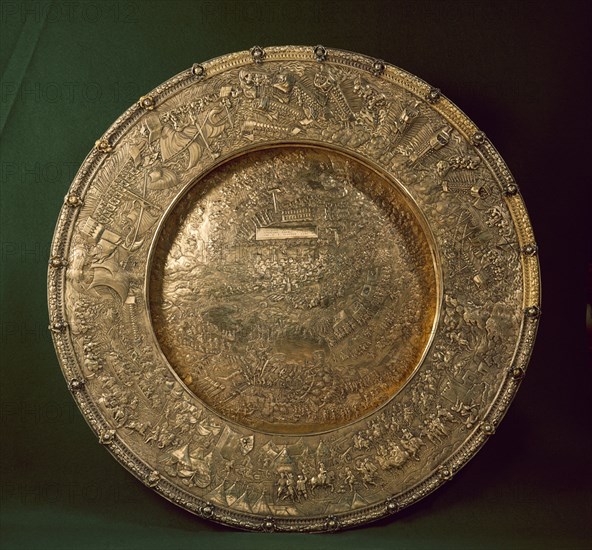 CONQUISTA DE TUNEZ POR EL EMPERADOR CARLOS V EN 1535 - PLATO DE PLATA DORADA - S XVI
PARIS, MUSEO LOUVRE-INTERIOR
FRANCIA