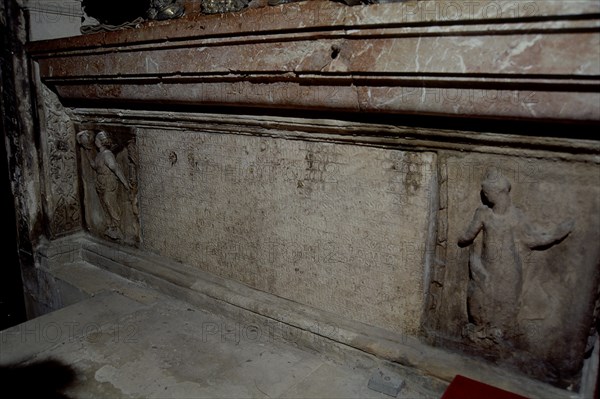 SEPULCRO DE FERNANDO III EL SANTO - EPITAFIO GRABADO EN LATIN Y CASTELLANO - S XIII
SEVILLA, CATEDRAL
SEVILLA