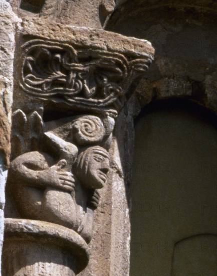 D- DET CAPITEL IZQUIERDO DE LA VENTANA SUR - FIGURA FEMENINA MOSTRANDO SUS GENITALES
CERVATOS, COLEGIATA DE SAN PEDRO
CANTABRIA