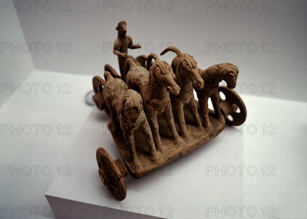 CARRO DE CABALLOS CON AURIGA-GRECIA/BOECIA- 600/550 D.C- TERRACOTA
HOUSTON-TEXAS, MENIL COLECCION
EEUU

This image is not downloadable. Contact us for the high res.