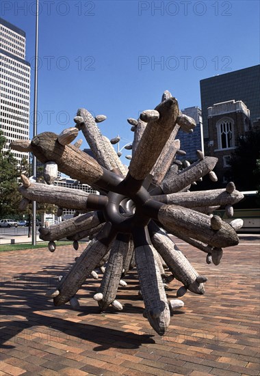 EXT-JARDIN DE ESCULTURA CONTEMPORANEA-ESCULTURA DE TRONCOS DE MADERA
DALLAS-TEXAS, MUSEO DE ARTE
EEUU