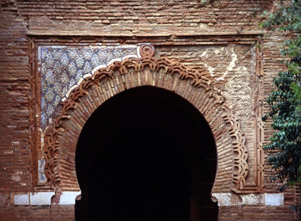 INTERIOR DE LA PUERTA CON ARCO DE HERRADURA APUNTADO-ALFIZ-ALBANEGA CON RESTOS DE CERAMICA VIDRIADA-
GRANADA, ALHAMBRA-PUERTA DE LA JUSTICIA
GRANADA