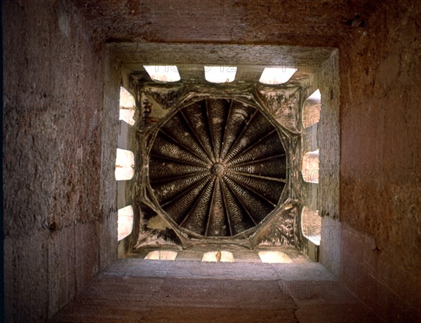 VISTA DE LA CUPULA GALLONADA EN LADRILLO-S XIV-LUGAR DE ENTERRAMIENTO DE REYES-ARQUITECTURA NAZARI
GRANADA, ALHAMBRA-TORRE RAUDA
GRANADA