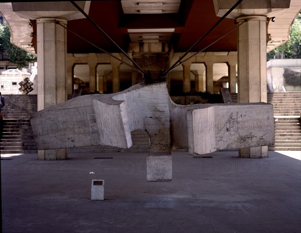 CHILLIDA EDUARDO 1924/2002
LUGAR DE ENCUENTROS III O LA SIRENA VARADA - 1972 - HORMIGON Y CABLES DE ACERO - 205x500x180
MADRID, MUSEO AL AIRE LIBRE DE LA CASTELLANA
MADRID