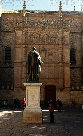 ESTATUA DE FRAY LUIS DE LEON FRENTE A LA FACHADA DE LA UNIVERSIDAD
SALAMANCA, UNIVERSIDAD
SALAMANCA